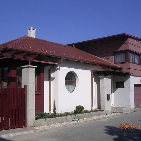 Besenyei Apartman Sárvár Exteriör bild