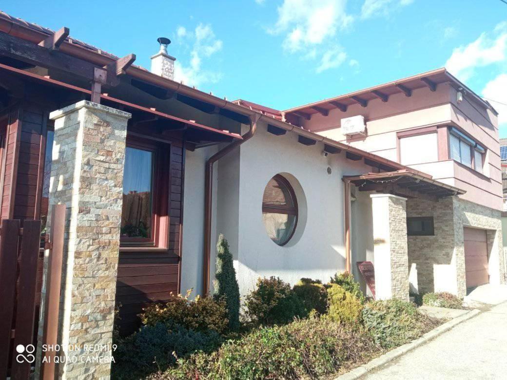 Besenyei Apartman Sárvár Exteriör bild