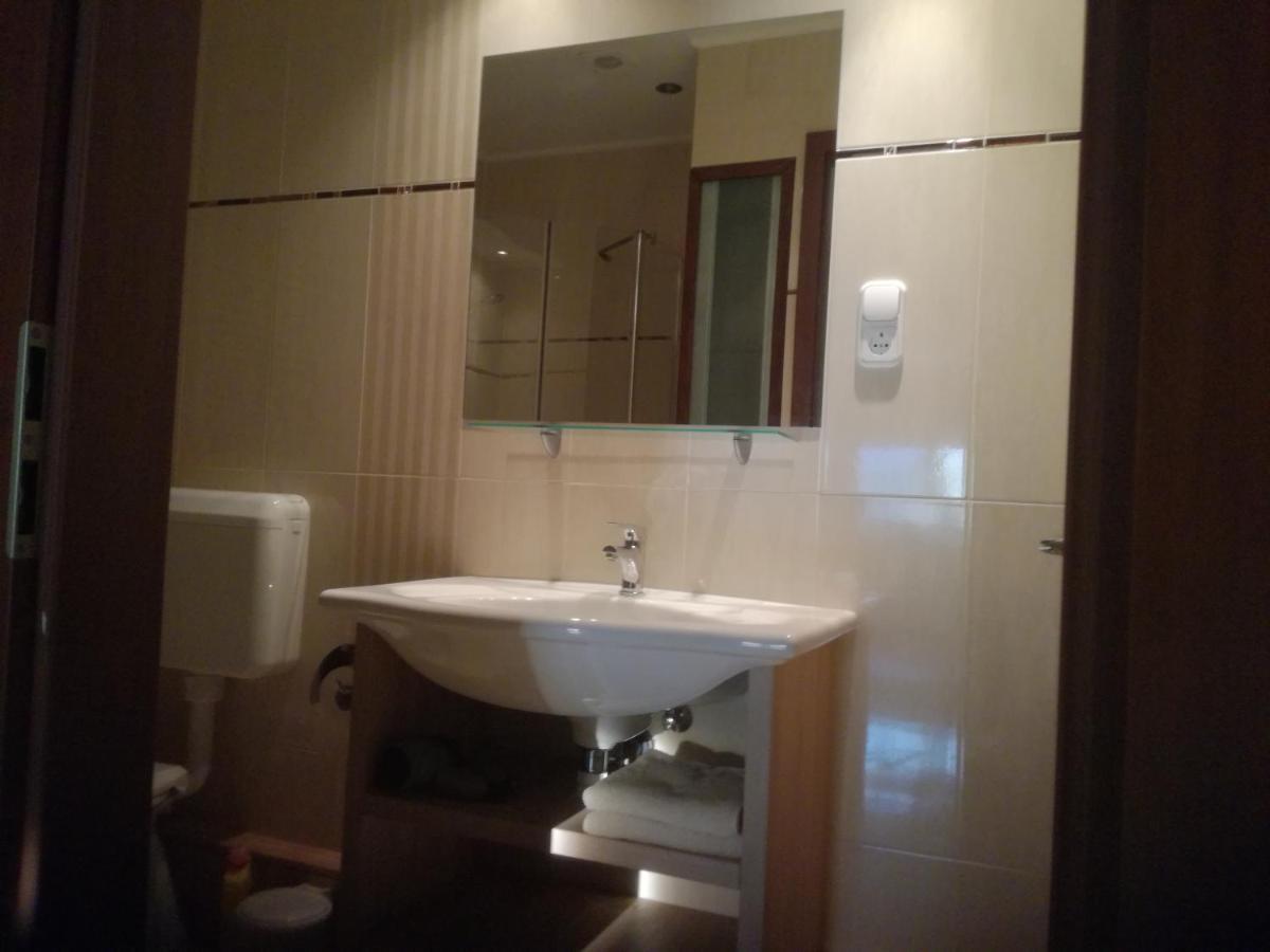 Besenyei Apartman Sárvár Exteriör bild